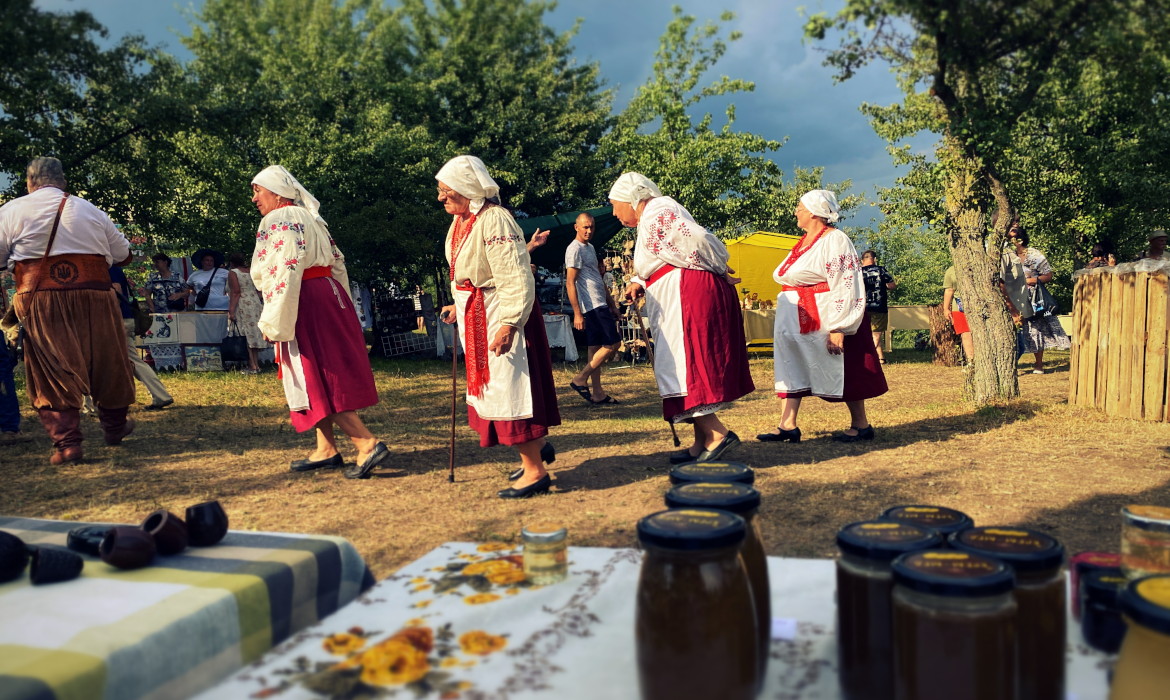 Колоритні бабусі на фестивалі